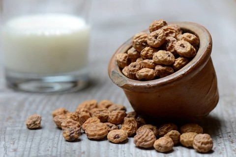 Tigernuts in pot and glass of milk