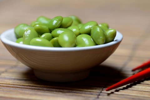 Cooked unripe soya beans in shell
