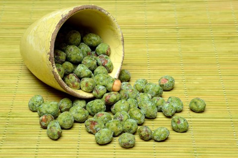 Wasabi peanuts in shell