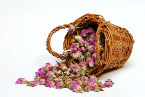Dried rosebuds in baskets