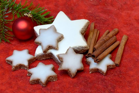 Cinnamon stars and cinnamon sticks