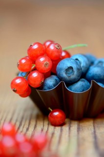 Currants and blueberries in baking tin