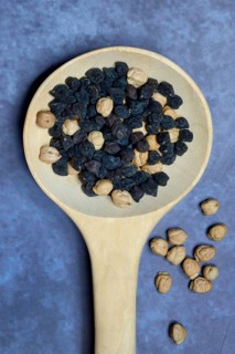 Black and light chick peas in wooden spoon