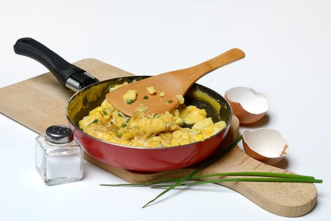 Scrambled eggs in frying pan
