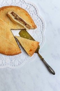 Valais nut cake with cake shovel