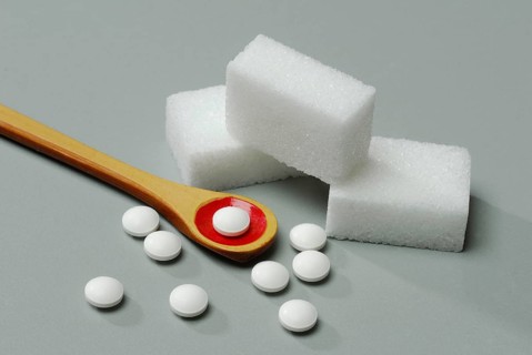 Sugar cubes and sweetener tablets