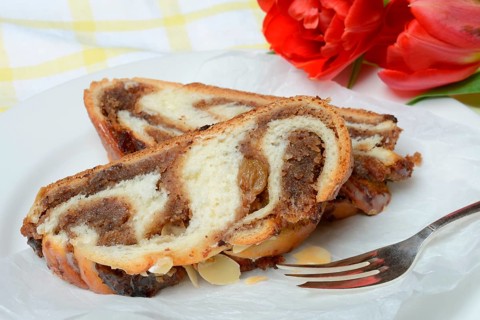 Yeast and nut plait