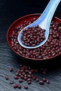 Dried azuki beans in bowl with spoon
