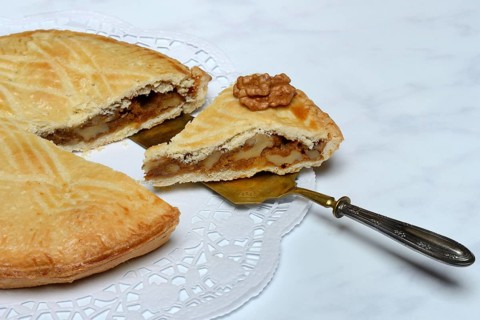 Valais nut cake with cake shovel