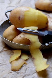 Potato peeling with peeler