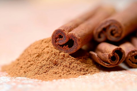 Cinnamonrods and powder