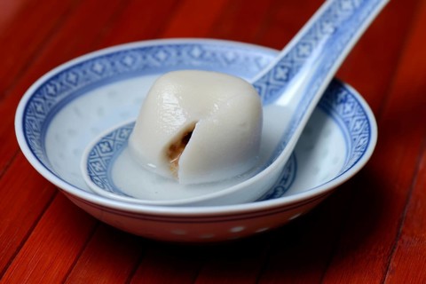 Sticky rice balls with peanut filling