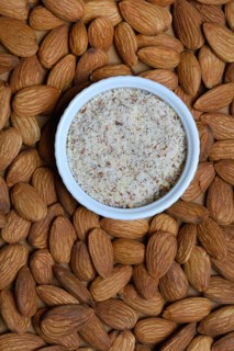 Ground almonds in shell and sweet almonds