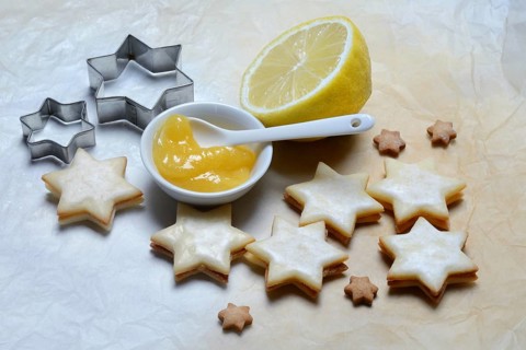 Lemon biscuits and peel with lemon curd