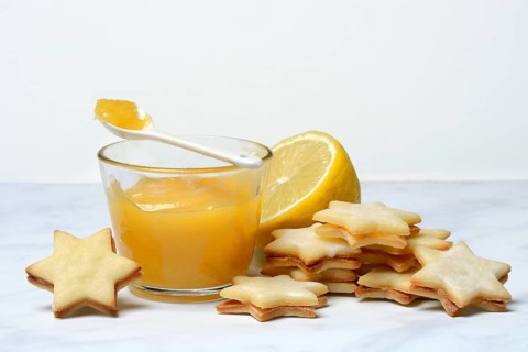Lemon biscuits and zest with lemon cream
