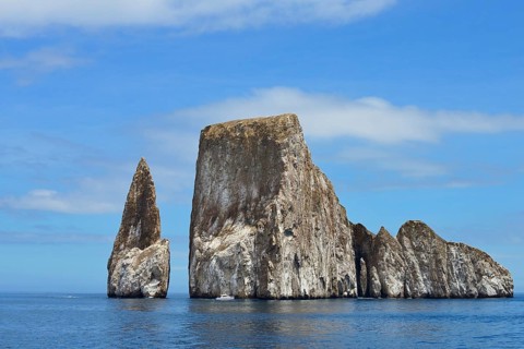 Excursion boats at Kickers Rock