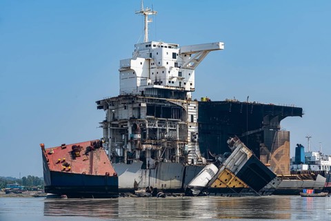 Huge container ship ready to getting break up