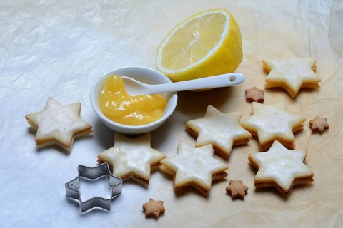 Lemon biscuits and peel with lemon curd