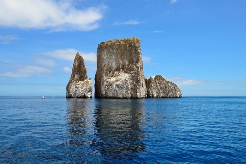 Excursion boats at Kickers Rock