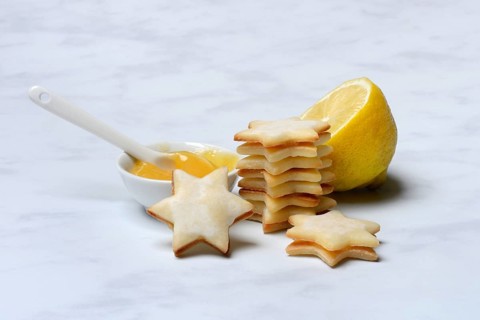 Lemon biscuits and zest with lemon cream