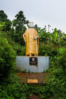 Sultan statue