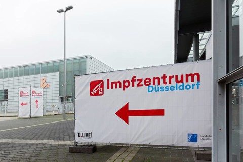 Signpost to the Corona Vaccination Centre Duesseldorf