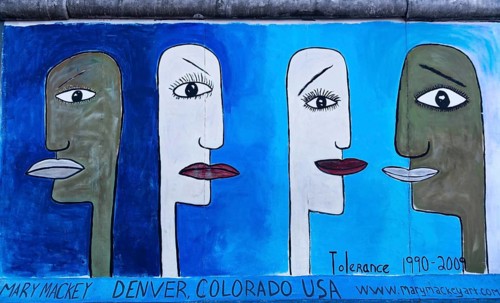 Mural with heads in comic style