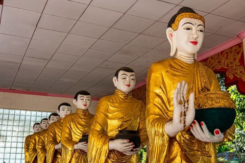 Buddhas lining up in the Su taung pyi pagoda