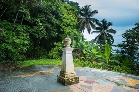 Monument for the center of the earth where the zero meridian and the equator meet
