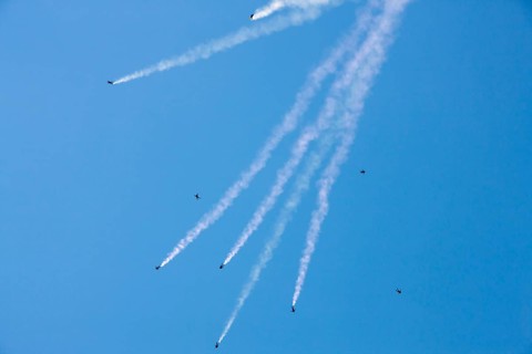 Parachutes in free fall with a smoke trail
