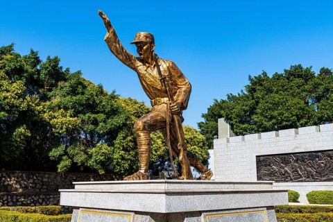 Golden statue at the Guningtou Battle Museum