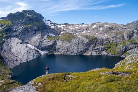 Hiking in front of lake Fjerddalsvatnet
