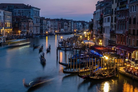 Evening atmosphere at the Rialto Bridge on the Grand Canal
