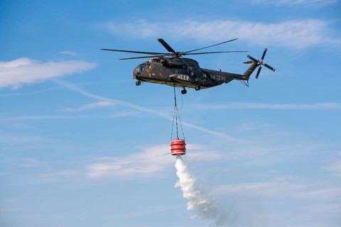 Bundeswehr helicopter with fire extinguishing tank 5000 litres