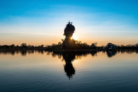 Backlight of the Kyauk Kalap pagoda