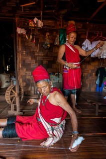 Old Kayan women weaving the traditional way