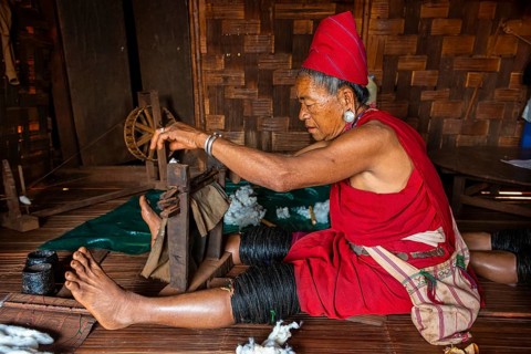 Old Kayan women weaving the traditional way