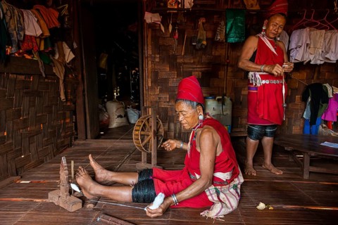 Old Kayan women weaving the traditional way