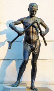 Monument of the crutch breaker at the Column Bridge