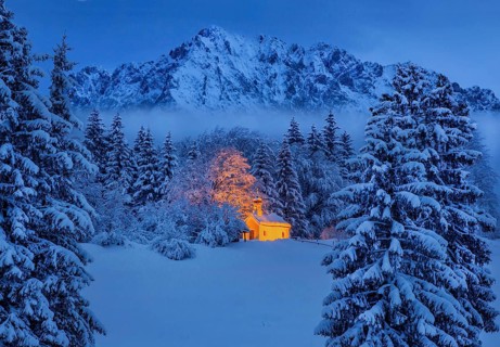 Chapel Maria Rast on the Buckelwiesen with Woerner 2474m in the Karwendel mountains at dusk