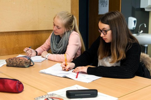 Vocational high school health to obtain the baccalaureate. The 3rd class completes the 3-year course of education to obtain the general higher education entrance qualification. Elly-Heuss-Knapp-Schule