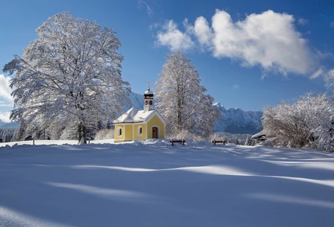 Maria Rast Chapel on the Humpback Meadows with Wetterstein Mountains