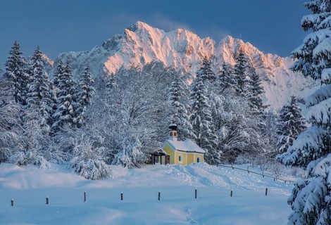 Chapel Maria Rast at the Buckelwiesen with Woerner 2474m in the Karwendel mountains at evening sun