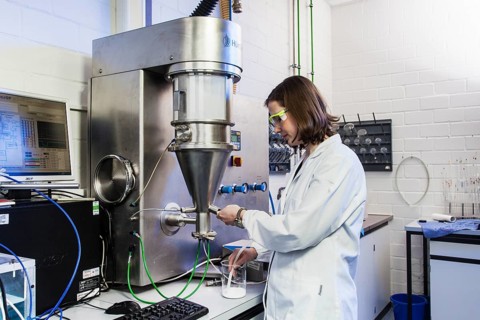 PhD student during her research work on a Huettlin-Mycrolab machine