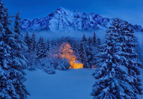 Chapel Maria Rast on the Buckelwiesen with Woerner 2474m in the Karwendel mountains at dusk