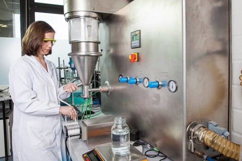 PhD student during her research work on a Huettlin-Mycrolab machine