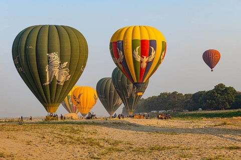 Landing of hot air balloons in the dry bed of the Irrawaddy river