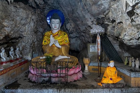 Many buddhas in the Kaw Ka Thawng cave