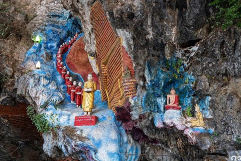 Many buddhas in the Kaw Ka Thawng cave