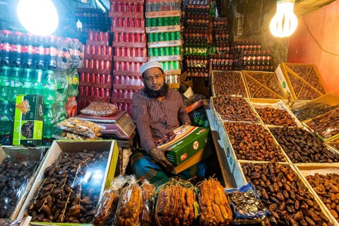 Street vendor in the Kawran Bazar